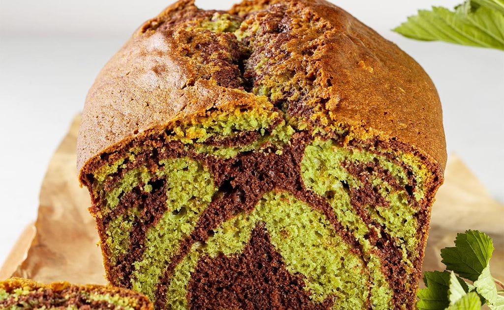 Bizcocho bicolor de chocolate y té matcha