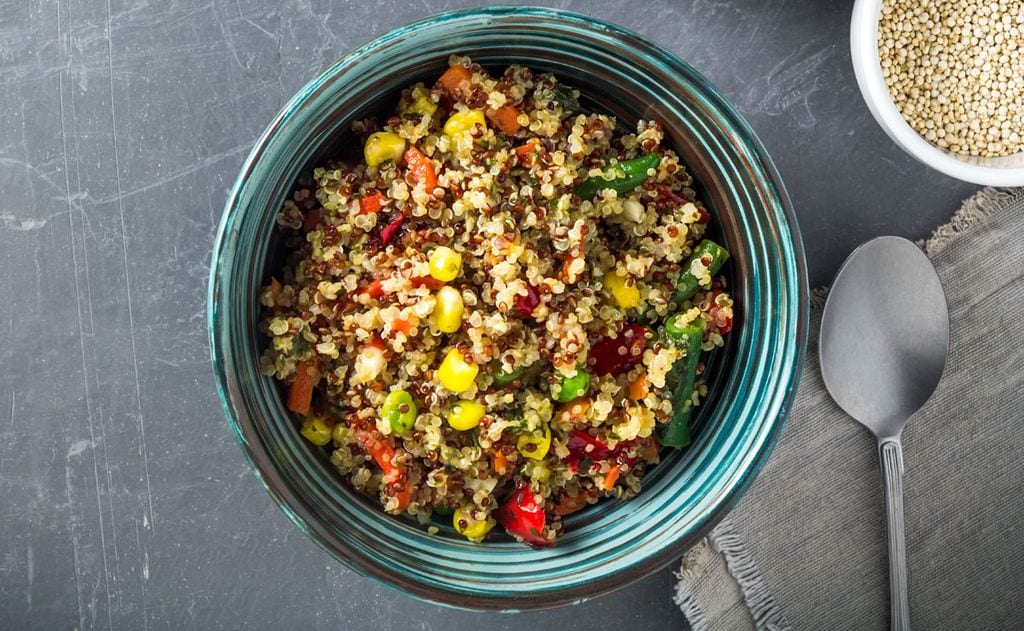 Ensalada vegana de quinoa roja y blanca