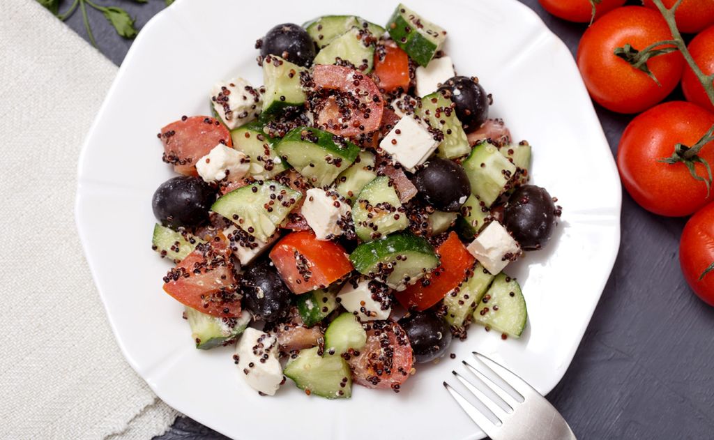 Ensalada de quinoa negra con tomate y pepino