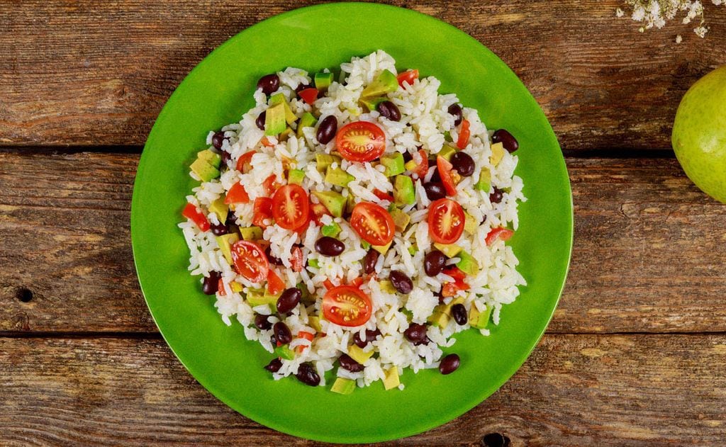 Ensalada mexicana con arroz al vapor y aguacate