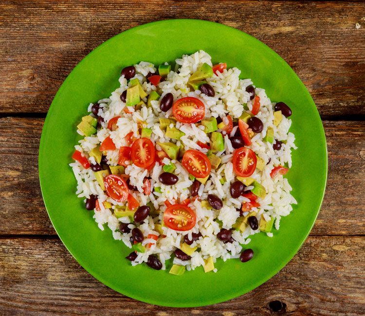 Ensalada mexicana con arroz al vapor y aguacate Ensalada mexicana con arroz al vapor y aguacate