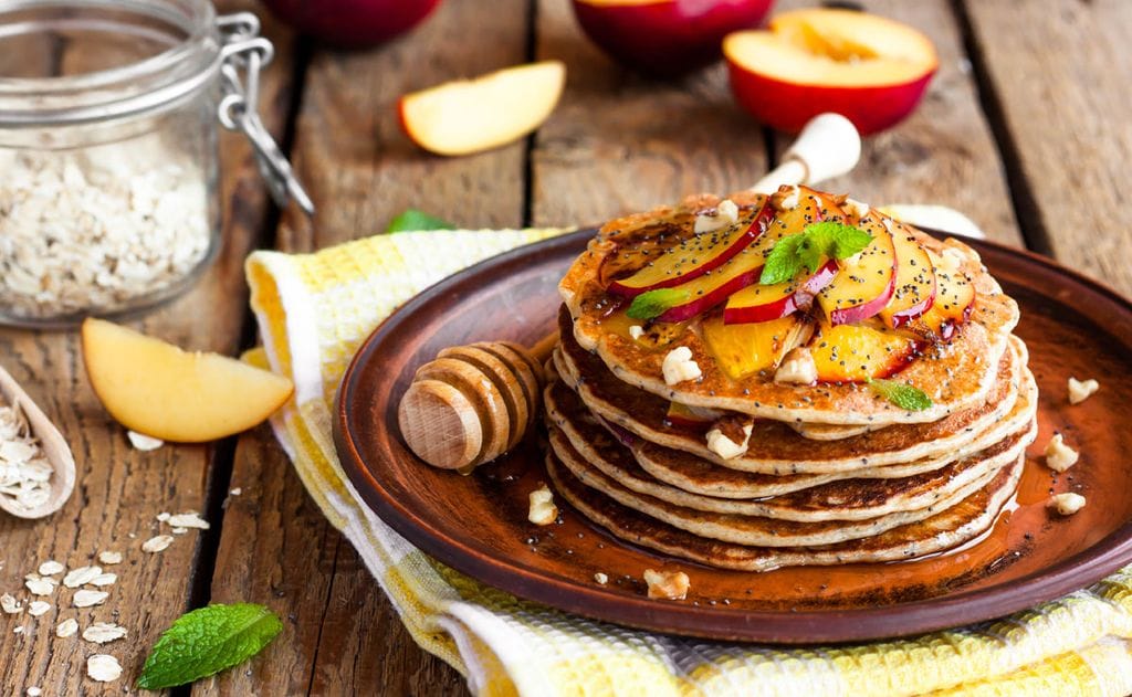 Tortitas con nectarinas, nueces y semillas de amapola