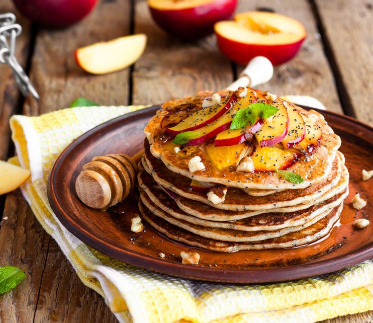Tortitas con nectarinas, nueces y semillas de amapola Tortitas con nectarinas, nueces y semillas de amapola