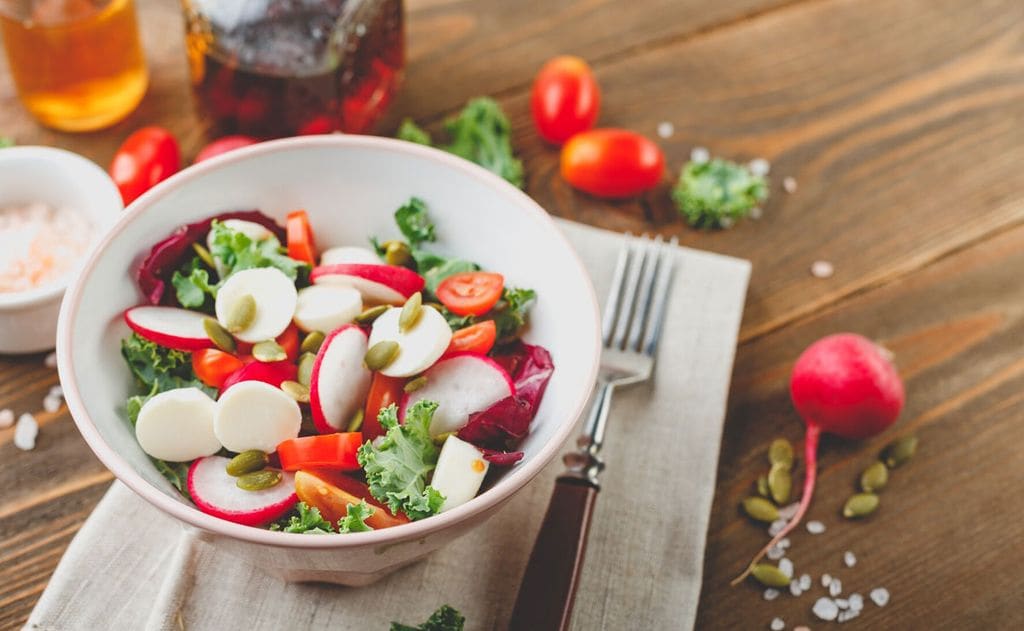 Ensalada de rabanitos con queso y pipas de calabaza