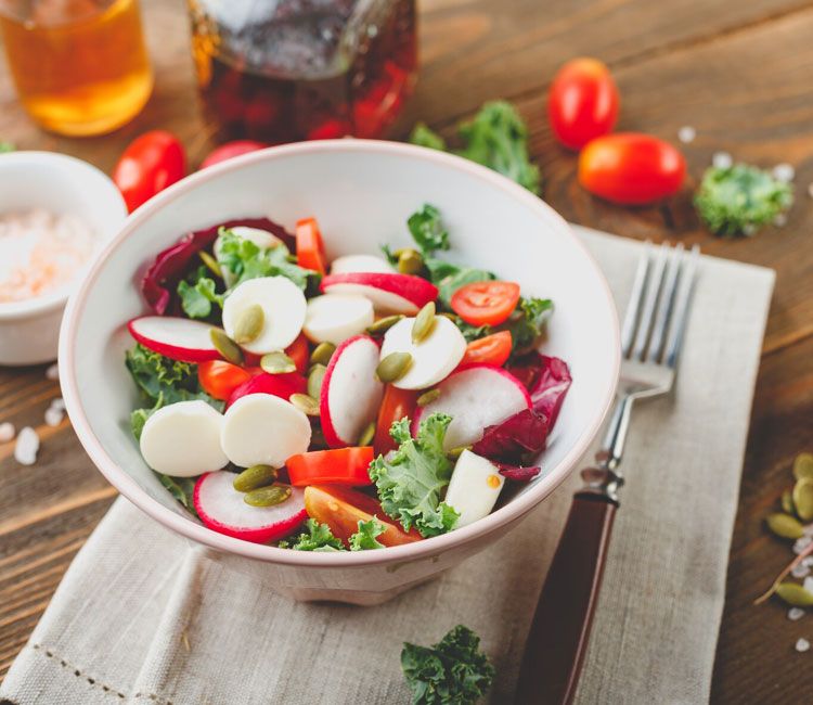 Ensalada de rabanitos con queso y pipas de calabaza Ensalada de rabanitos con queso y pipas de calabaza