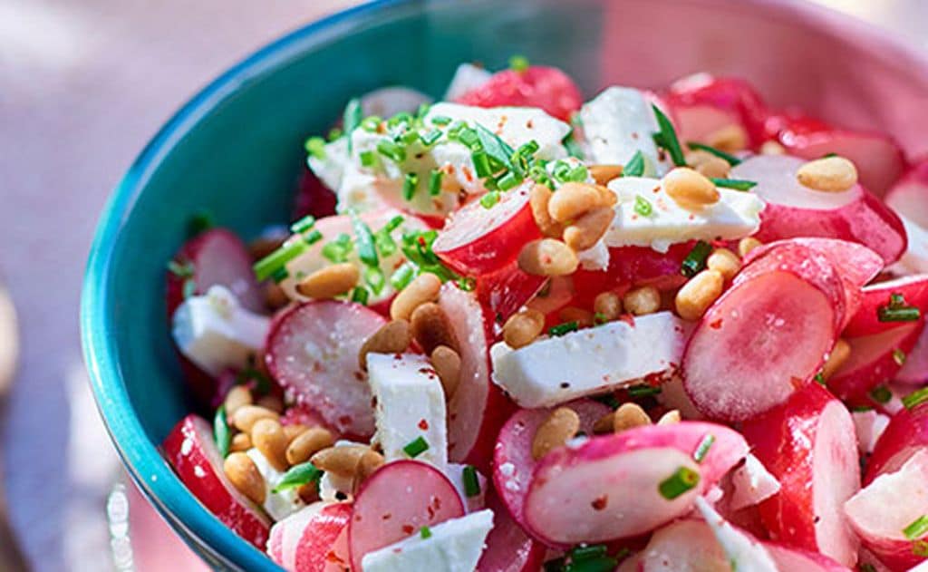 Ensalada de rábanos con queso feta y piñones