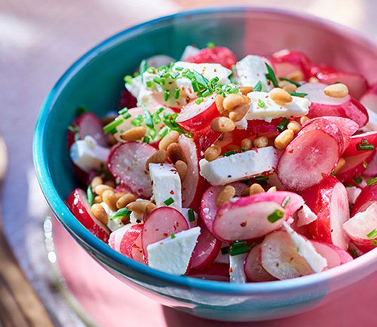 Ensalada de rábanos con queso feta y piñones Ensalada de rábanos con queso feta y piñones