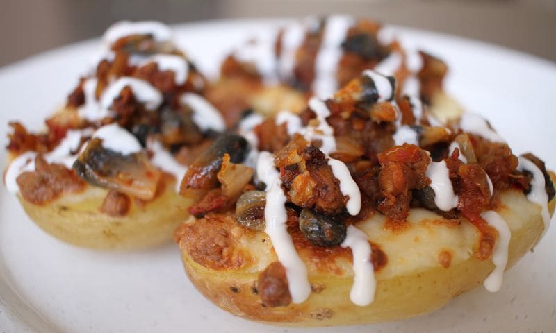 Patatas asadas rellenas de carne picada y huitlacoche