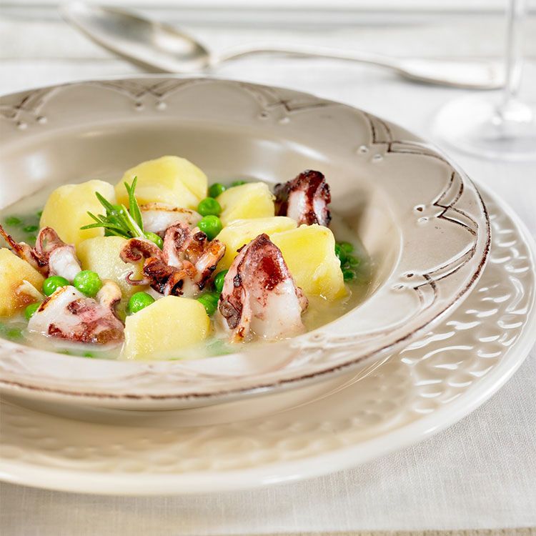 Patatas con chipirones y guisantes Patatas con chipirones y guisantes