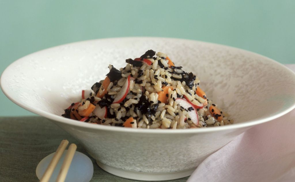 Arroz con zanahoria, cebolleta, rábano y aceituna negra