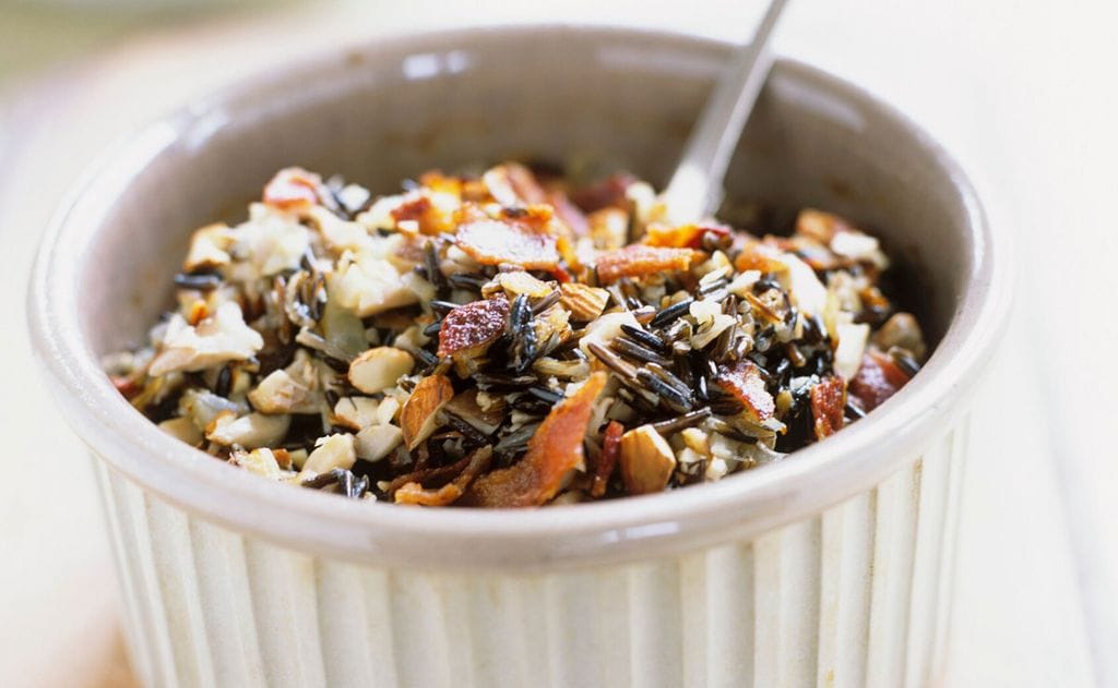 Arroz salvaje con beicon y frutos secos