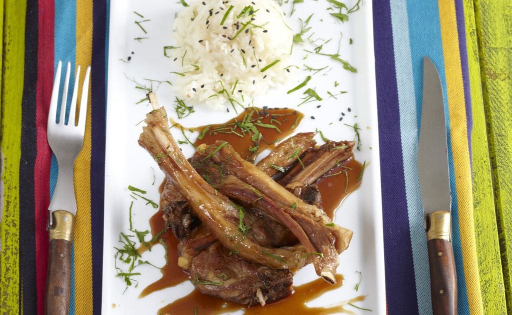 Chuletas de cordero con reducción de panela y arroz blanco