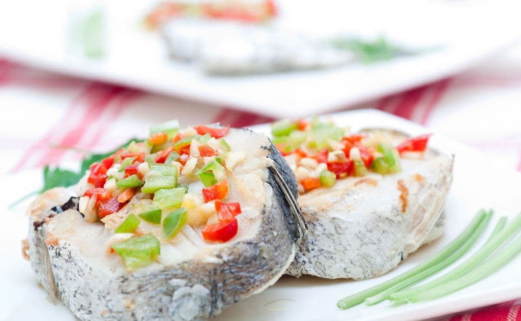 Merluza al vapor con picadillo de verduras