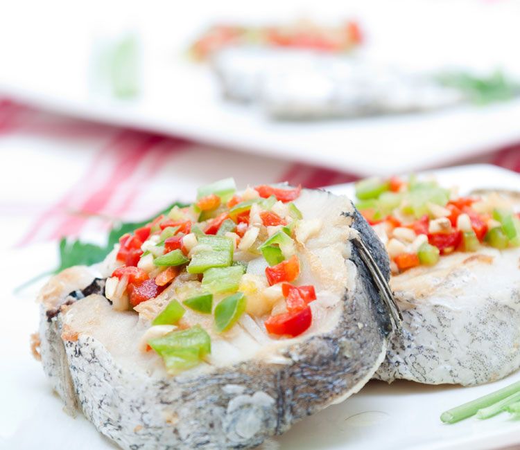 Merluza al vapor con picadillo de verduras