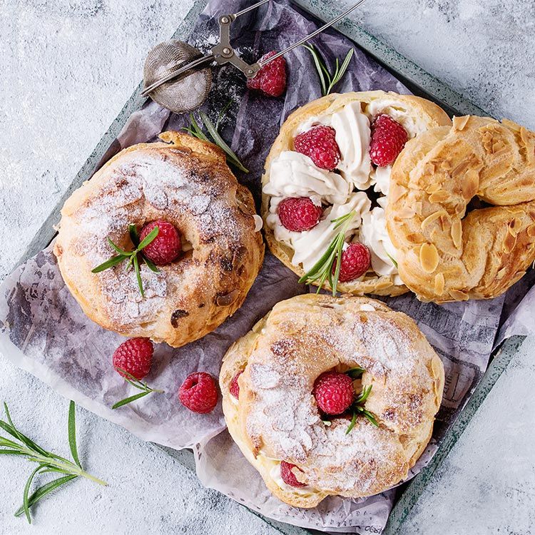 'Paris brest' relleno de nata y frambuesas 'Paris brest' relleno de nata y frambuesas