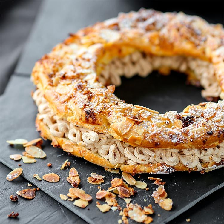 'Paris brest' relleno de muselina de praliné de almendras 'Paris brest' relleno de muselina de praliné de almendras