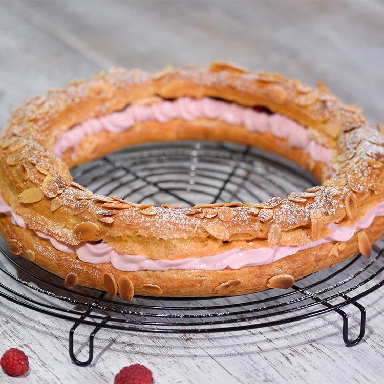 'Paris brest' relleno de mousse de frambuesa 'Paris brest' relleno de mousse de frambuesa
