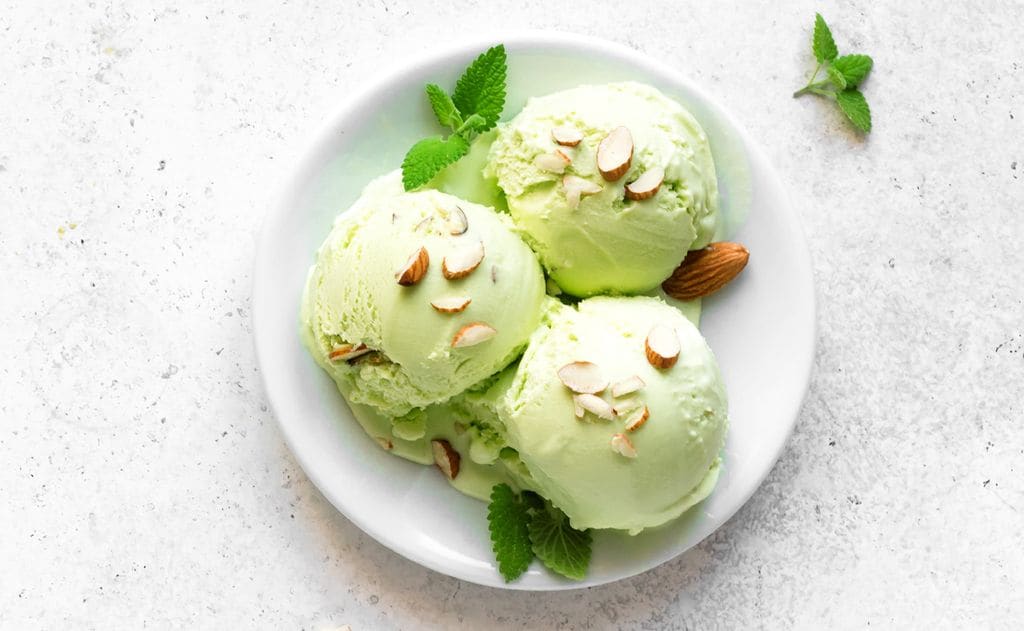 Helado de té con almendras