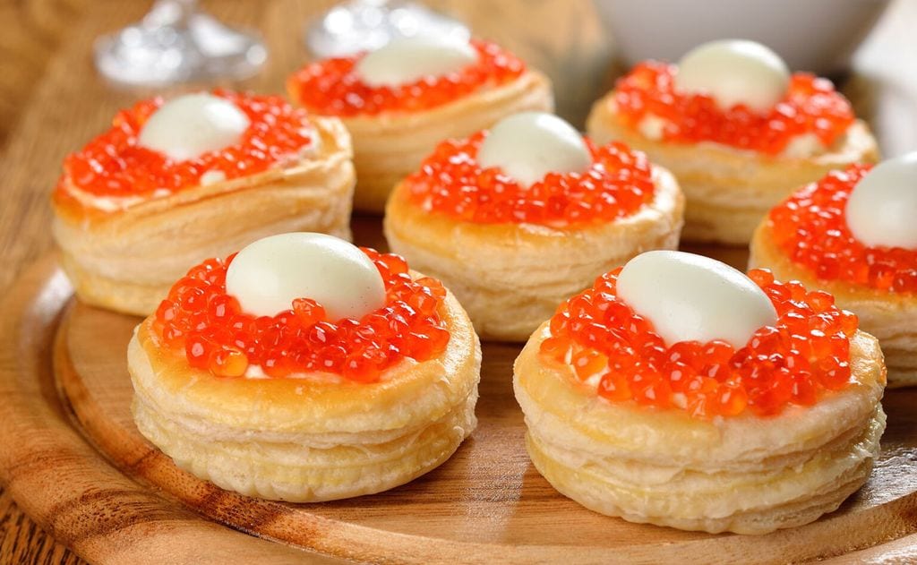 Volovanes rellenos de huevas de salmón, queso crema y huevos de codorniz