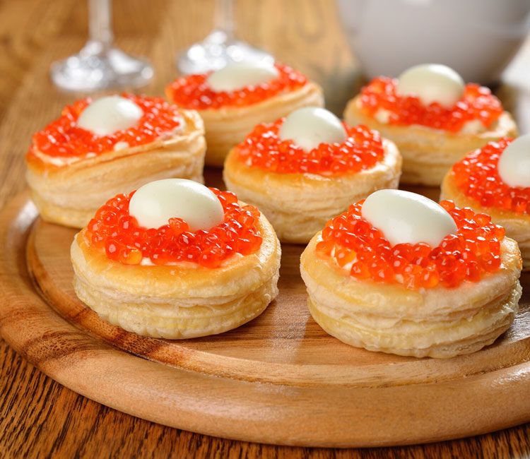 Volovanes rellenos de huevas de salmón, queso crema y huevos de codorniz Volovanes rellenos de huevas de salmón, queso crema y huevos de codorniz