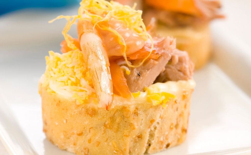 Canapé de atún, salmón, gamba y huevo cocido