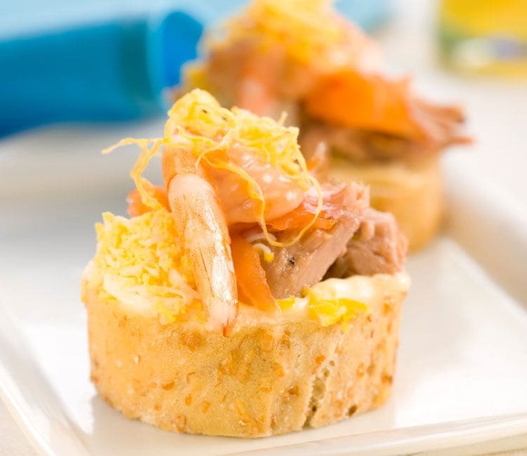 Canapé de atún, salmón, gamba y huevo cocido Canapé de atún, salmón, gamba y huevo cocido
