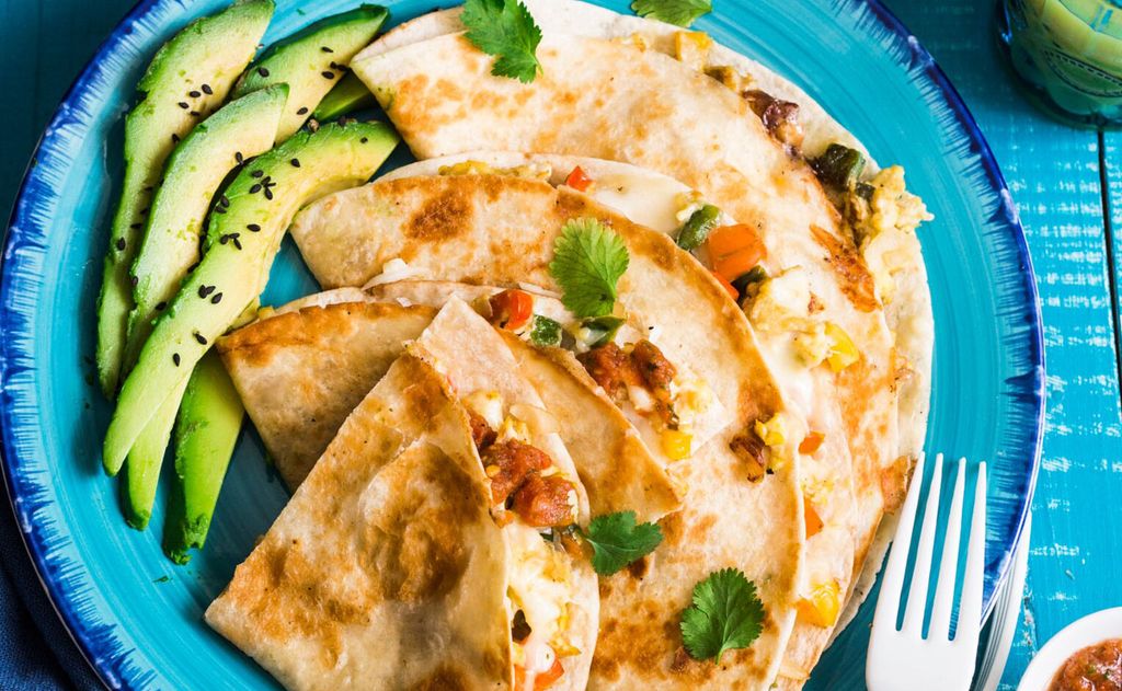 Quesadillas de huevos revueltos, aguacate y tomate