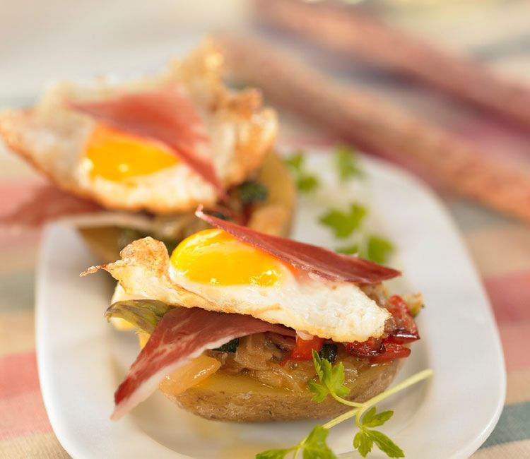 Patatas rellenas con pisto, jamón ibérico y huevo frito Patatas rellenas con pisto, jamón ibérico y huevo frito