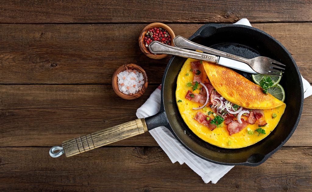 Tortilla francesa con beicon y cebolla morada