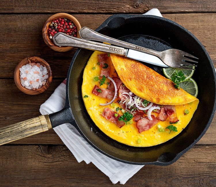 Tortilla francesa con beicon y cebolla morada Tortilla francesa con beicon y cebolla morada