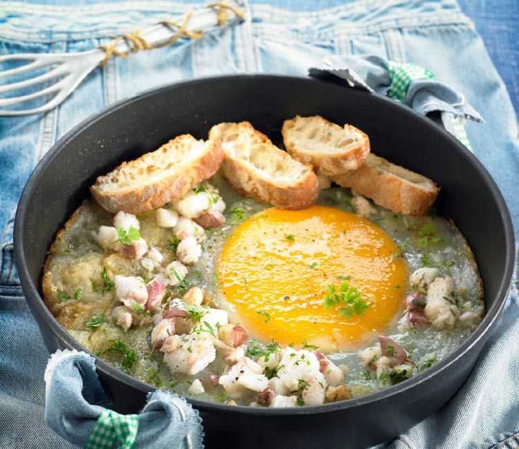 Huevo de avestruz con bacalao salteado al ajo Huevo de avestruz con bacalao salteado al ajo