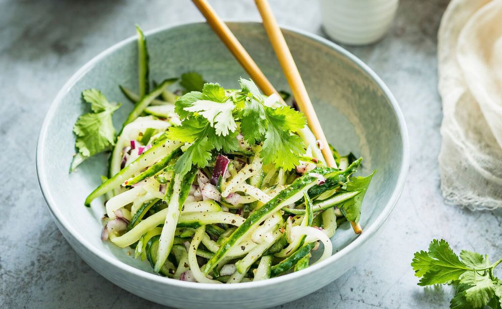 Ensalada de pepino con cebolla, cilantro, chile y jengibre