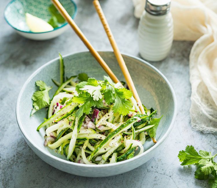Ensalada de pepino con cebolla, cilantro, chile y jengibre