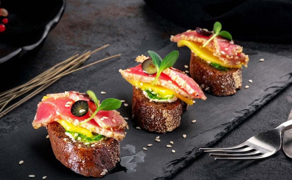 'Bruschetta' de tataki de atún con mango y queso