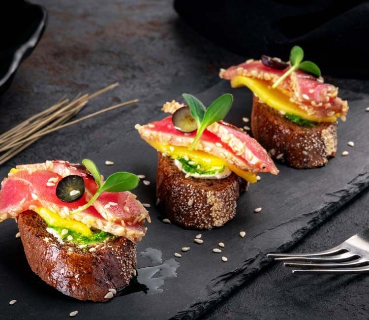 'Bruschetta' de tataki de atún con mango y queso 'Bruschetta' de tataki de atún con mango y queso