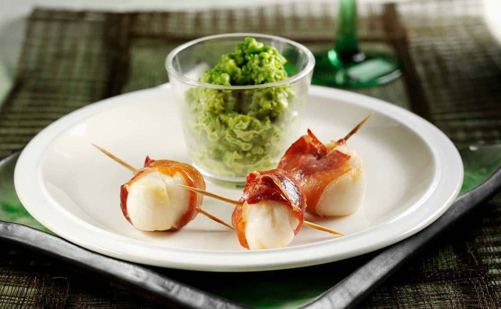 Vieiras con jamón y mantequilla de hierbas