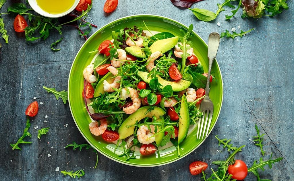Ensalada de gambas, aguacate y tomates cherry