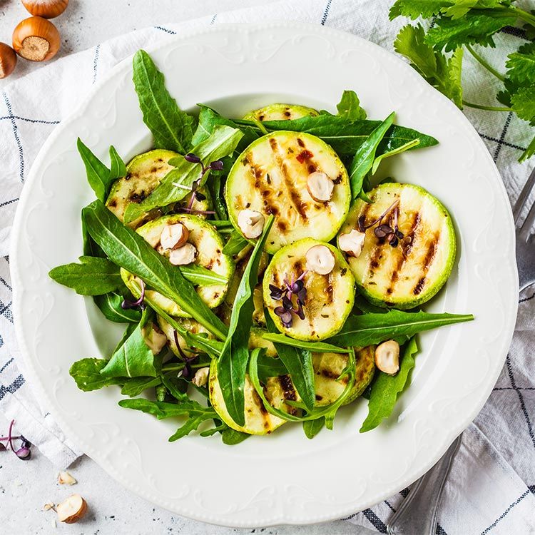 Ensalada de rúcula, calabacín a la parrilla y avellanas Ensalada de rúcula, calabacín a la parrilla y avellanas