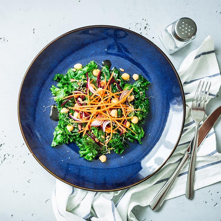 Ensalada con kale, garbanzos y zanahoria Ensalada con kale, garbanzos y zanahoria
