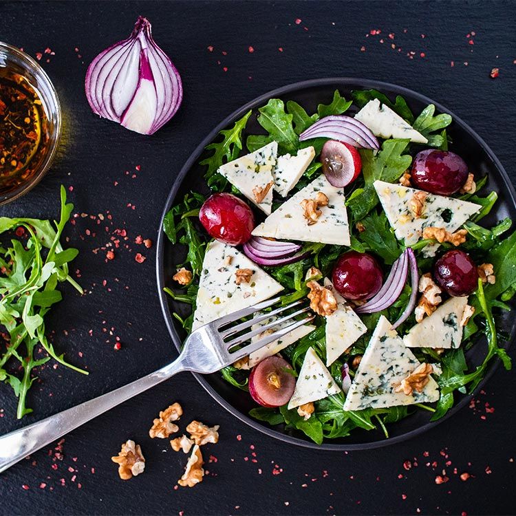 Ensalada verde con queso azul, nueces y uvas Ensalada verde con queso azul, nueces y uvas