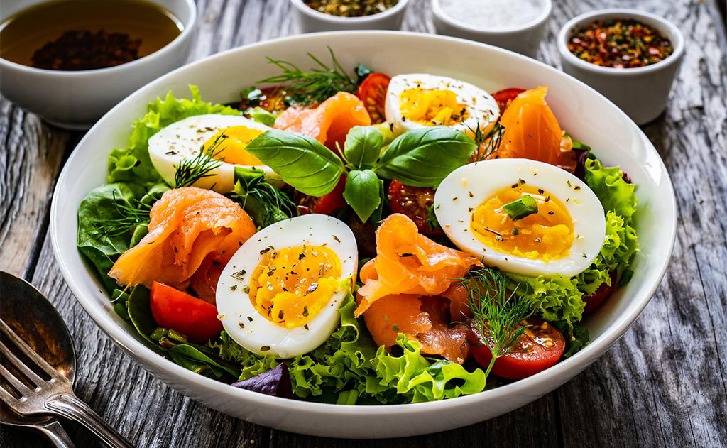 Ensalada de salmón ahumado y huevo cocido