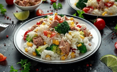 Ensalada de arroz con atún, brócoli, tomates cherry y maíz