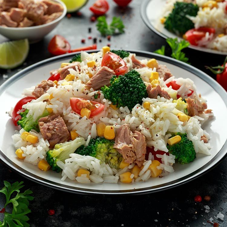 Ensalada de arroz con atún, brócoli, tomates cherry y maíz Ensalada de arroz con atún, brócoli, tomates cherry y maíz