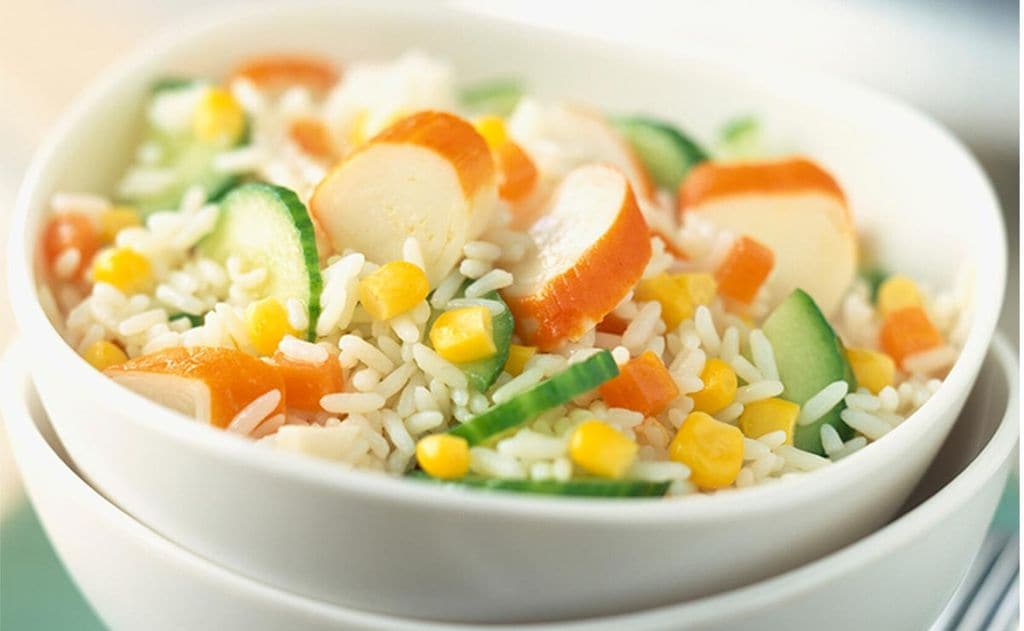 Ensalada de arroz, maíz y palitos de cangrejo