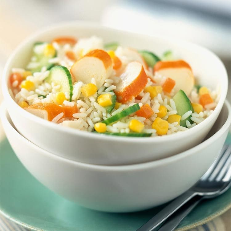 Ensalada de arroz, maíz y palitos de cangrejo