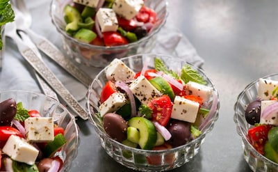 Ensalada griega con queso feta, vegetales y aceitunas