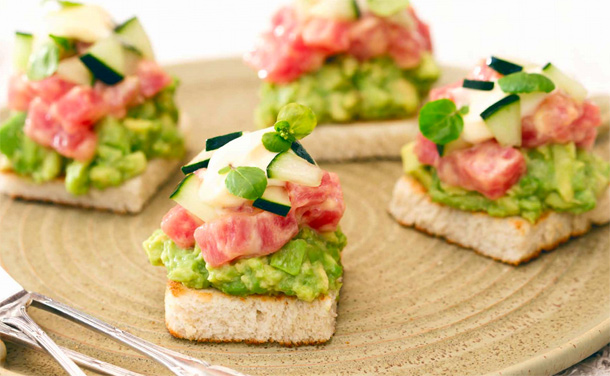 Panecillos con atún y aguacate Panecillos con atún y aguacate