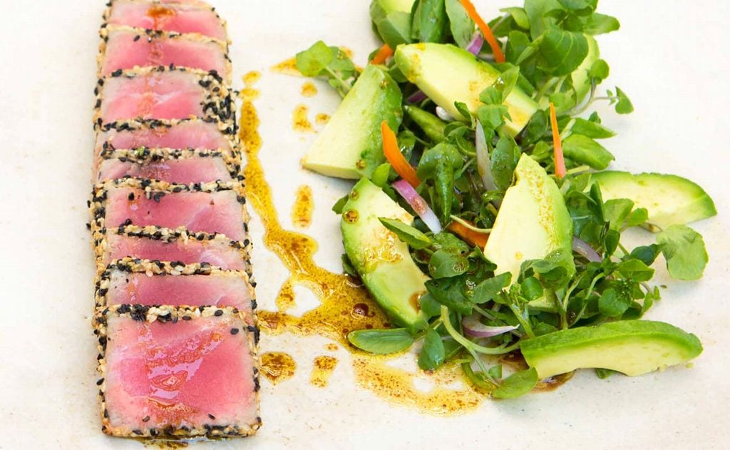 Sellado de atún con berros y aguacate