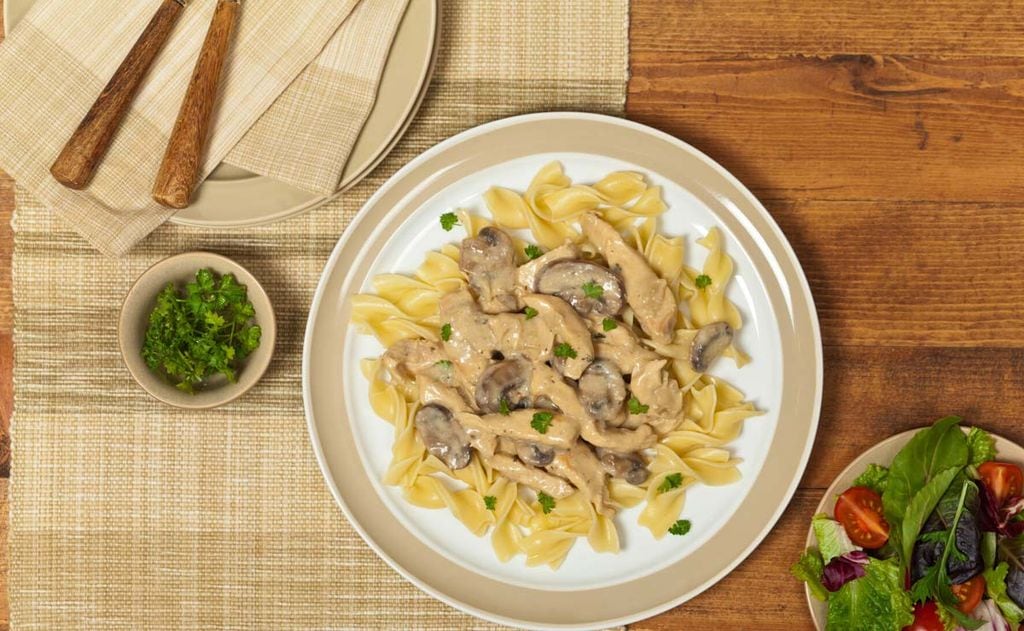 Pollo con salsa 'strogonoff' y pasta