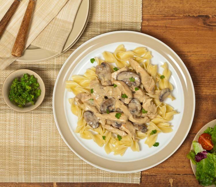 Pollo con salsa 'strogonoff' y pasta Pollo con salsa 'strogonoff' y pasta